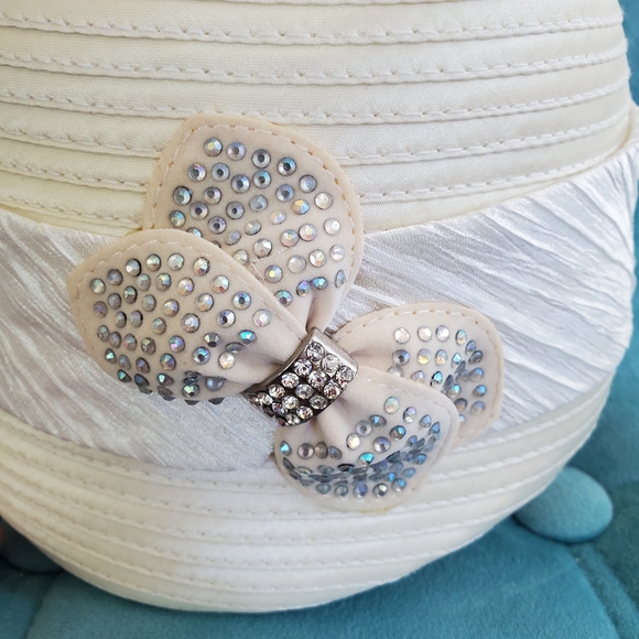 Elegant Cream Retro Cloche Hat with Bow Accent